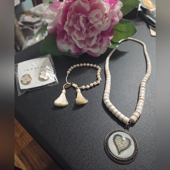 🌟BOGO Free🌟Elegant Cream Beaded Jewelry Set - Picture 1 of 6